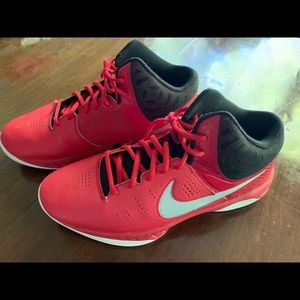 Boys / Men Nike basketball shoe. Size 10.